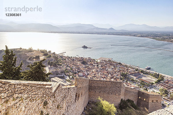 Griechenland  Peloponnes  Argolis  Nauplia  Blick von Akronauplia auf Altstadt und Burg Bourtzi
