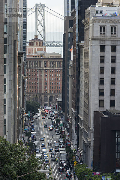 USA  Kalifornien  San Francisco  California Street mit Bay Bridge im Hintergrund