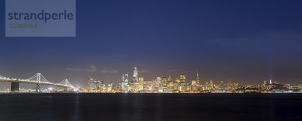USA  Kalifornien  San Francisco  Golden Gate Bridge  Skyline bei Nacht  von der Schatzinsel aus gesehen