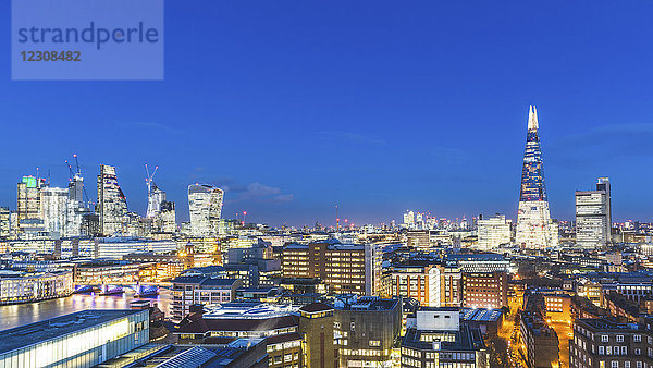 UK  London  Stadtbild und Themse Panoramablick bei Dämmerung