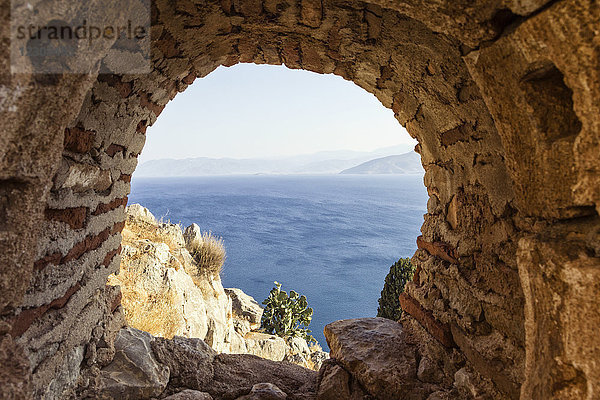 Griechenland  Peloponnes  Argolis  Nauplia  Blick durch das Fenster der Festung Palamidi zum Argolischen Golf