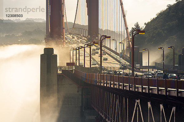 USA  Kalifornien  San Francisco  Golden Gate Bridge und Nebel