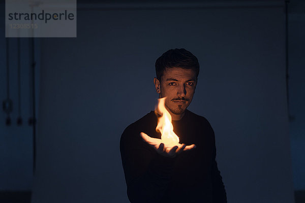 Porträt eines Zauberers mit Flamme