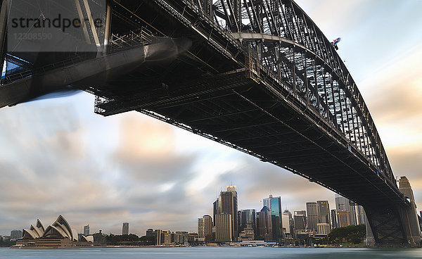 Australien  New South Wales  Sydney  Skyline mit Sydney Opera House und Sydney Harbour Bridge