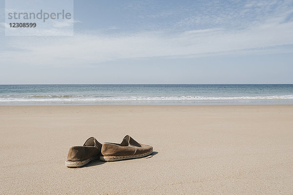 Spanien  Kap Trafalgar  Schuhe am Strand