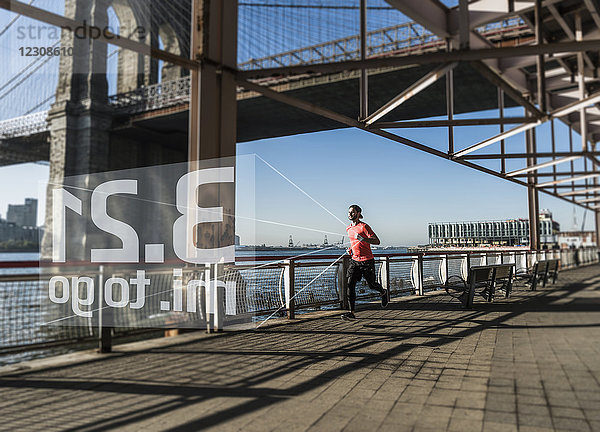 USA  New York City  Mann am East River mit Daten von smartwatch