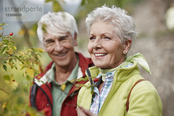 Porträt einer glücklichen Seniorin mit Partnerin im Hintergrund
