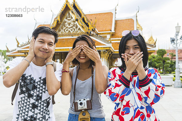 Thailand  Bangkok  drei Freunde  die Spaß haben