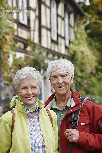 Deutschland  Rüdesheim  Porträt eines lächelnden Seniorenpaares