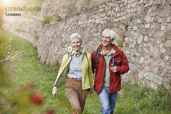 Glückliches Seniorenpaar wandert Hand in Hand