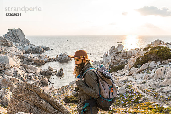 Italien  Sardinien  Wanderer mit Hut und Rucksack