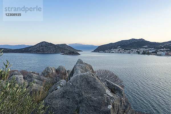 Griechenland  Peloponnes  Arkadien  Blick auf Tolo und die Insel