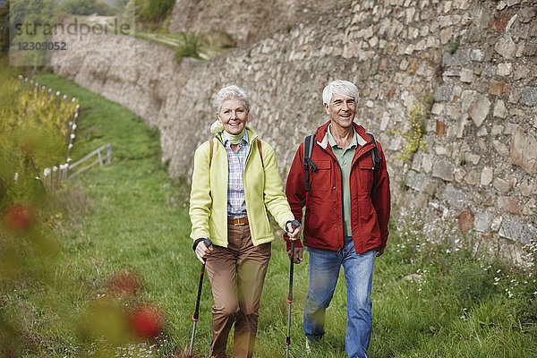 Deutschland  Rheingau  glückliches Seniorenpaar beim gemeinsamen Wandern