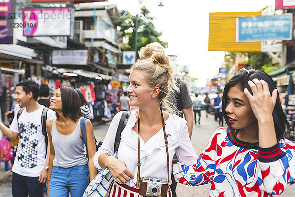 Thailand  Bangkok  Khao San Road  eine Gruppe von Freunden  die die Stadt erkunden.