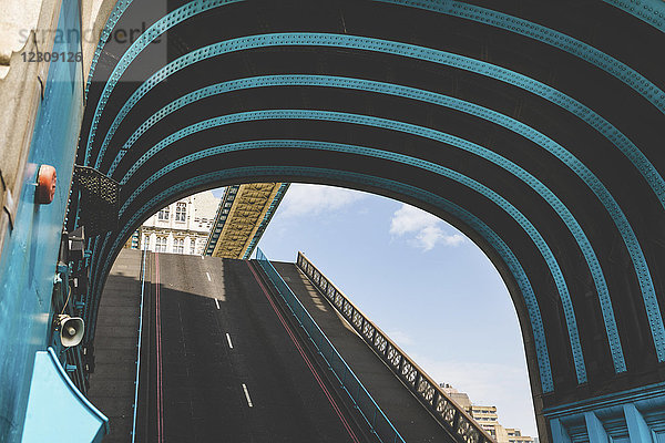 UK  London  Nahaufnahme der Tower Bridge mit angehobener Straße