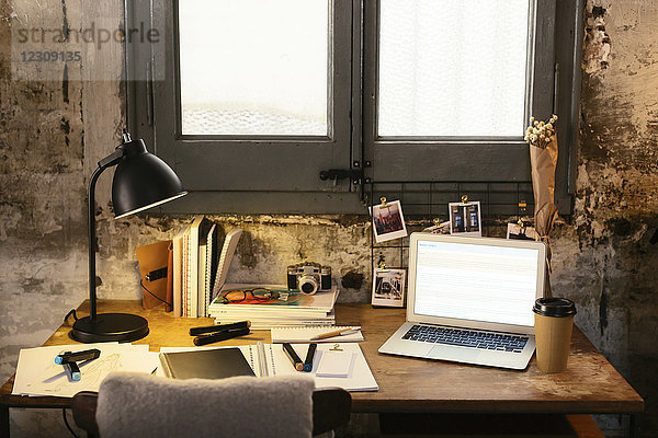 Schreibtisch mit Laptop im Loft