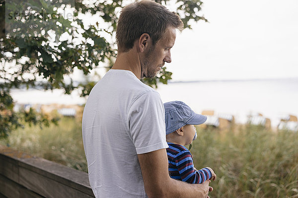 Deutschland  Timmendorfer Strand  Vater mit seinem Sohn