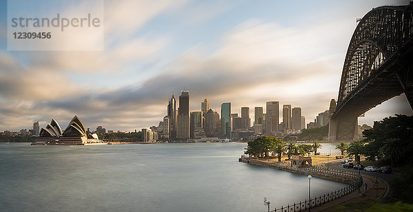 Australien  New South Wales  Sydney  Skyline mit Sydney Opera House und Sydney Harbour Bridge
