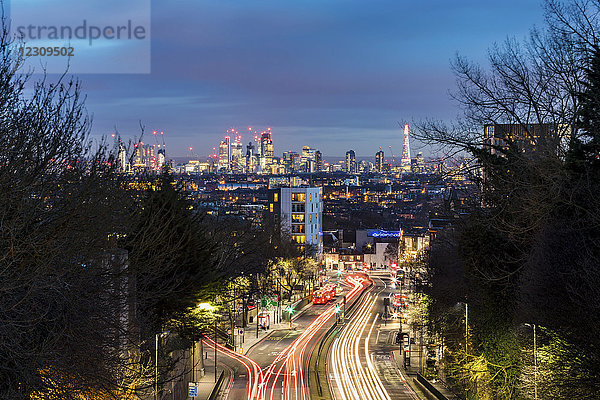 UK  London  Panoramablick auf die Stadt mit belebter Straße im Vordergrund bei Dämmerung