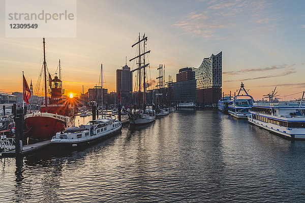 Deutschland  Hamburg  Niederhafen und Elbphilharmonie bei Sonnenaufgang