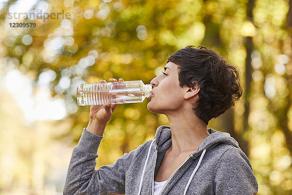Frau trinkt aus der Wasserflasche