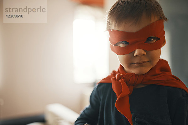 Porträt eines lustigen kleinen Jungen  verkleidet als Superhelden.