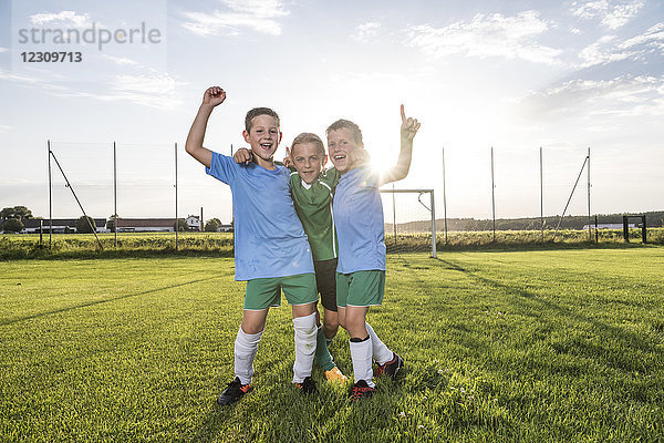 Junge Fußballspieler beim Jubeln auf dem Fußballplatz