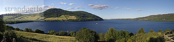 Großbritannien  Schottland  Highland  Drumnadrochit  Panoramablick auf das Loch Ness