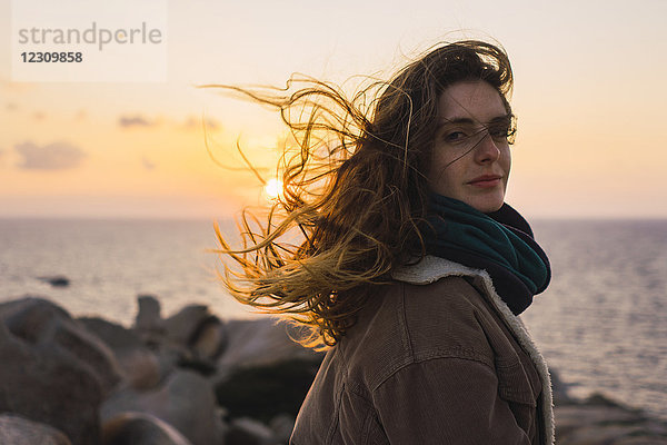 Italien  Sardinien  Porträt einer Frau an der Küste bei Sonnenuntergang