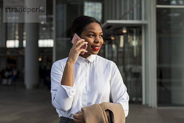 UK  London  Porträt einer lächelnden Geschäftsfrau am Telefon