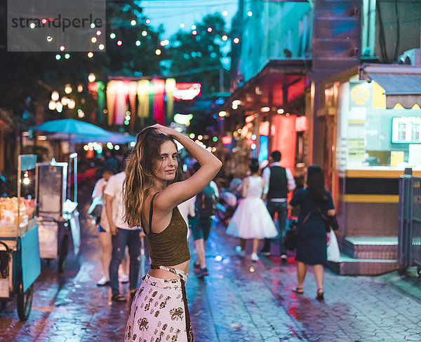 Thailand  Bangkok  junge Frau in der Stadt auf der Straße bei Nacht