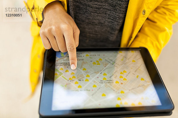 Nahaufnahme der Frau mit Tablett und digitaler Straßenkarte