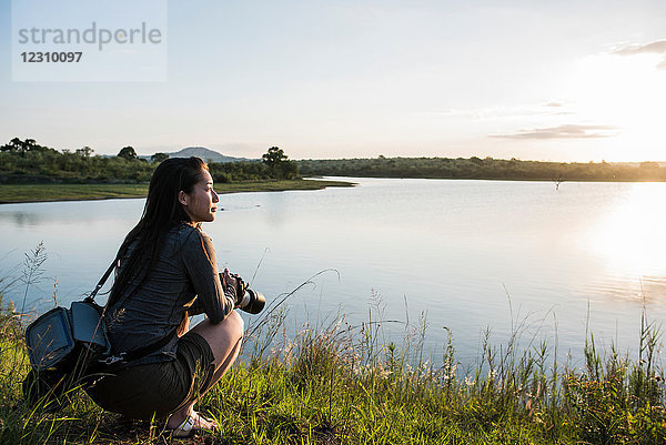 Junge Touristin mit Blick auf den Fluss im Krüger-Nationalpark  Südafrika