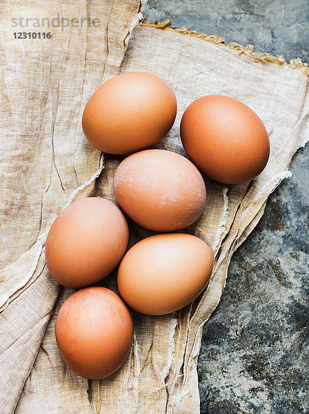 Frische braune Eier auf Stoff  Draufsicht