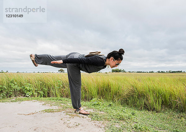 Junge Touristin praktiziert Yoga  Okavango-Delta  Botswana  Afrika