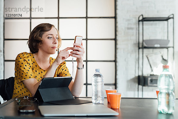 Geschäftsfrau mit Smartphone