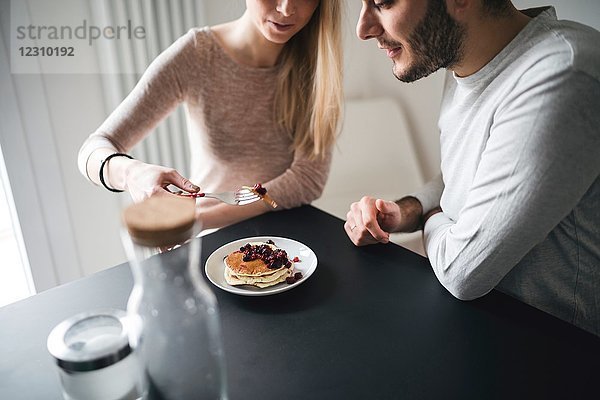 Ein Paar isst Pfannkuchen