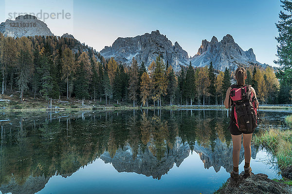 Wanderer am See mit Blick auf Bergketten  Dolomiten  Cortina d'Ampezzo  Venetien  Italien