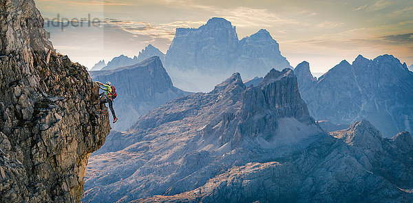 Bergsteiger an Felswand  Dolomiten  Cortina d'Ampezzo  Venetien  Italien