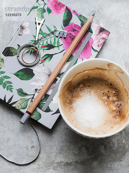 Tasse Kaffee mit Notizbuch und Bleistift  Draufsicht