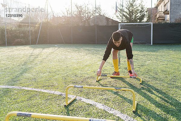 Fussballspieler bereitet Spielfeld für Training vor