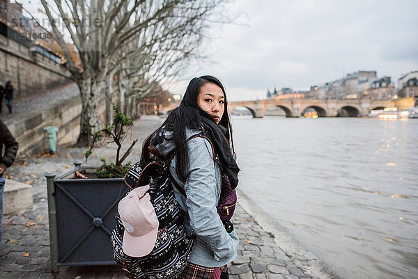 Porträt einer jungen Touristin an der Seine  Paris  Frankreich