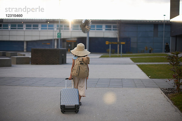 Junges Mädchen geht in Urlaub