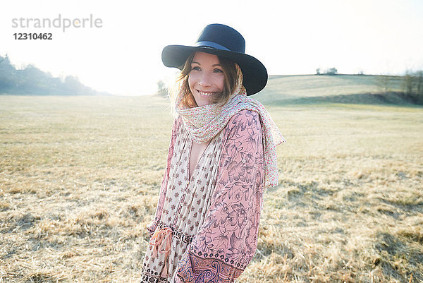 Frau im Hippiestil mit Filzhut im Feld  Porträt