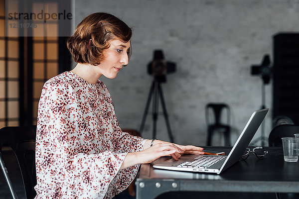 Frau am Schreibtisch mit Laptop