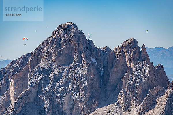 Gleitschirmflieger  Dolomiten  Cortina d'Ampezzo  Venetien  Italien