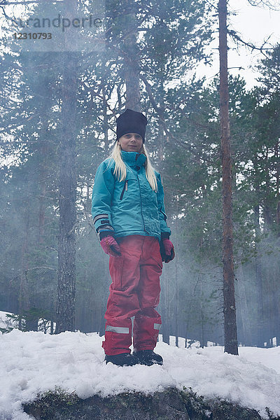 Porträt eines jungen Mädchens  stehend in schneebedeckter  ländlicher Landschaft