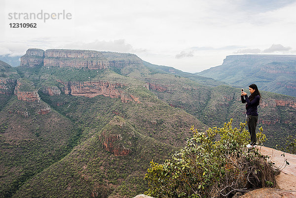 Junge Touristin fotografiert Landschaft aus den Drei Rondavels  Mpumalanga  Südafrika