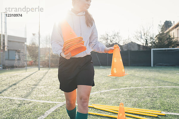 Fussballspieler bereitet Spielfeld für Training vor