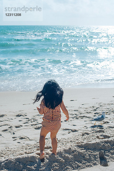 Kleines Mädchen am Strand